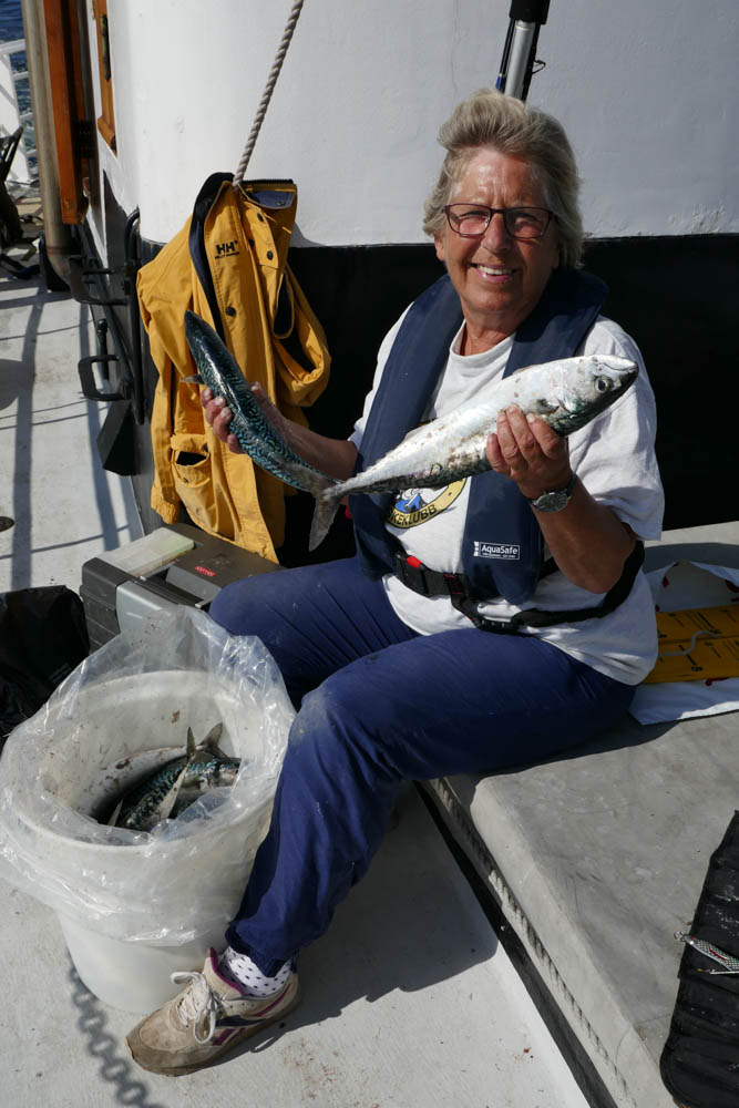 Turid Strand, Sarpsborg HK viser fram noen av de store makrellene sine. Hun vant dameklassen klart, og ble nest beste fisker totalt i festivalen.